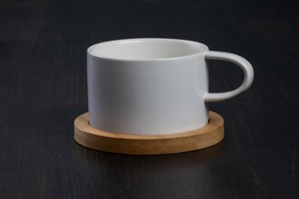 Šálka keramická s drevenou podšálkou - biela